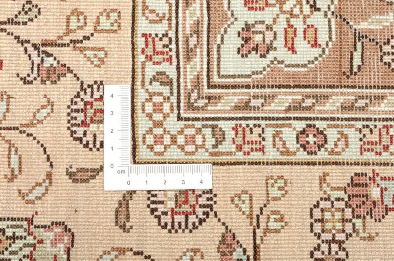 Qom Oriental Rug 121 × 180 cm, Silk, hand-knotted — view 3 Qom Oriental Rug 121 × 180 cm, Silk, hand-knotted — view 3
