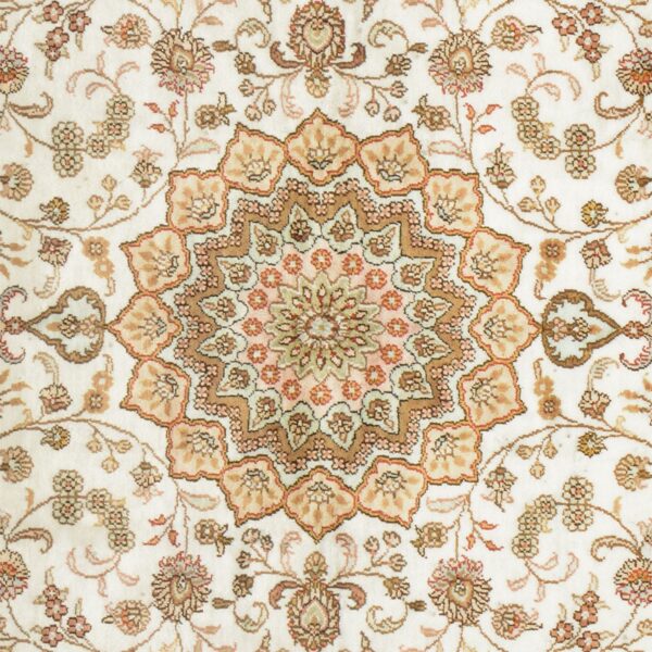 Qom Oriental Rug 121 × 180 cm, Silk, hand-knotted — view 4 Qom Oriental Rug 121 × 180 cm, Silk, hand-knotted — view 4
