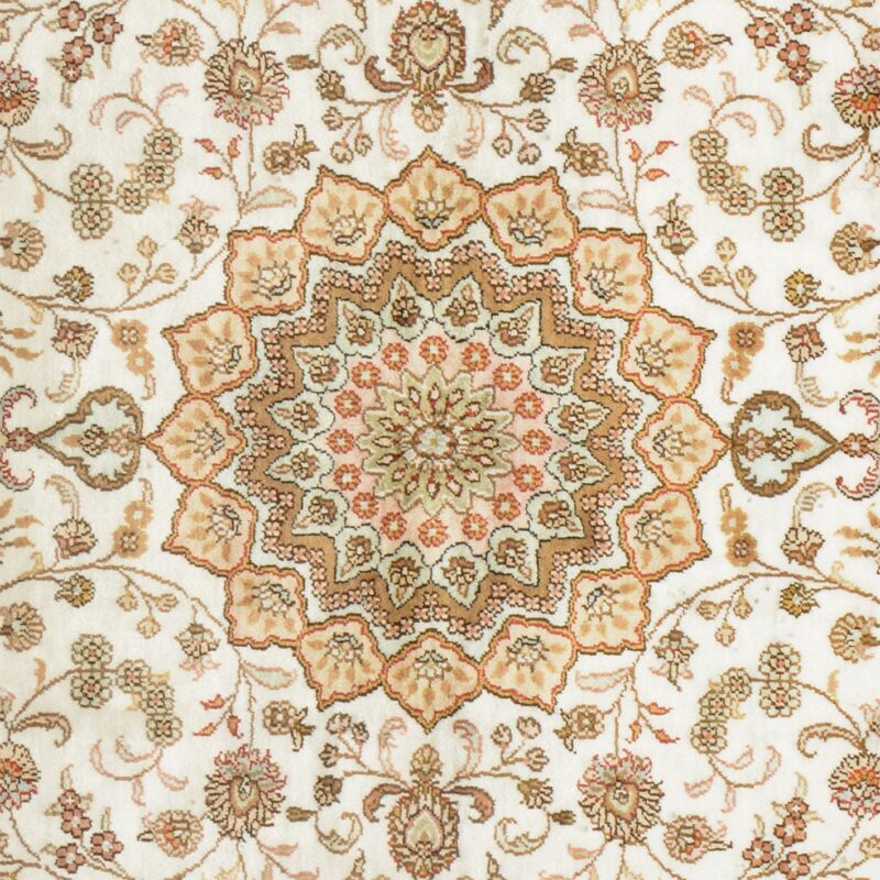 Qom Oriental Rug 121 × 180 cm, Silk, hand-knotted — view 4 Qom Oriental Rug 121 × 180 cm, Silk, hand-knotted — view 4
