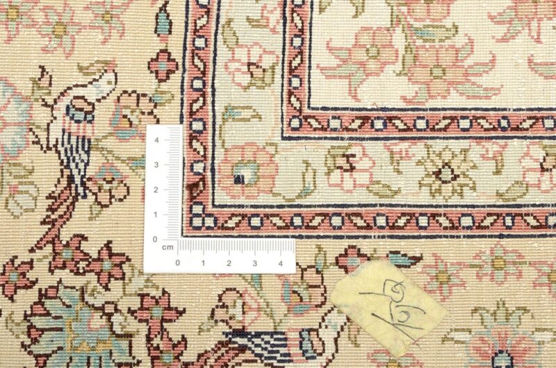 Qom Oriental Rug 126 × 183 cm, Silk, hand-knotted, silk sheen — view 3