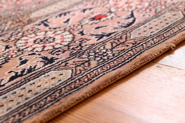 Qom Oriental Rug 127 × 186 cm, Silk, hand-knotted — view 6 Qom Oriental Rug 127 × 186 cm, Silk, hand-knotted — view 6