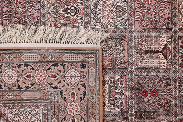 Qom Oriental Rug 127 × 186 cm, Silk, hand-knotted — view 7 Qom Oriental Rug 127 × 186 cm, Silk, hand-knotted — view 7