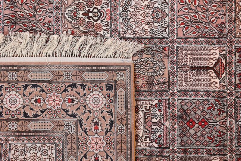 Qom Oriental Rug 127 × 186 cm, Silk, hand-knotted — view 7 Qom Oriental Rug 127 × 186 cm, Silk, hand-knotted — view 7
