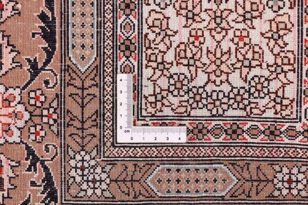 Qom Oriental Rug 127 × 186 cm, Silk, hand-knotted — view 9 Qom Oriental Rug 127 × 186 cm, Silk, hand-knotted — view 9