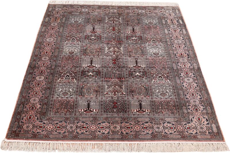 Qom Oriental Rug 127 × 186 cm, Silk, hand-knotted — view 2 Qom Oriental Rug 127 × 186 cm, Silk, hand-knotted — view 2