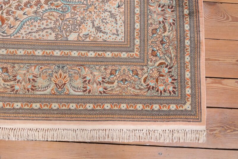 Qom Oriental Rug 155 × 240 cm, Silk, hand-knotted, exclusive — view 7 Qom Oriental Rug 155 × 240 cm, Silk, hand-knotted, exclusive — view 7