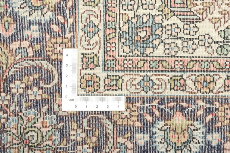 Qom Oriental Rug 92 × 150 cm, Silk, hand-knotted — view 3 Qom Oriental Rug 92 × 150 cm, Silk, hand-knotted — view 3