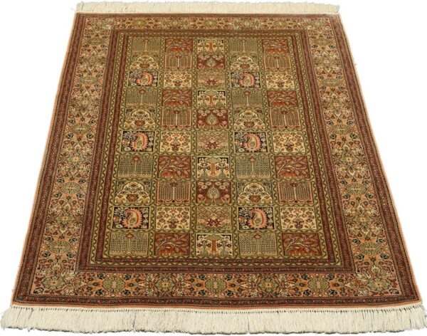 Qom Oriental Rug 95 × 155 cm, Silk, White/Beige, hand-knotted — view 2 Qom Oriental Rug 95 × 155 cm, Silk, White/Beige, hand-knotted — view 2