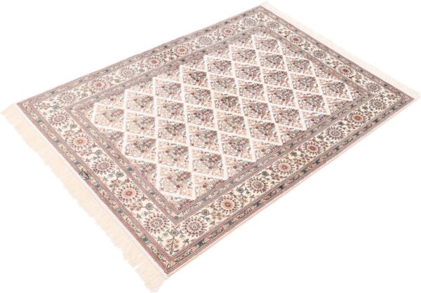Hereke Oriental Rug 122 × 182 cm, Silk, hand-knotted — view 4 Hereke Oriental Rug 122 × 182 cm, Silk, hand-knotted — view 4