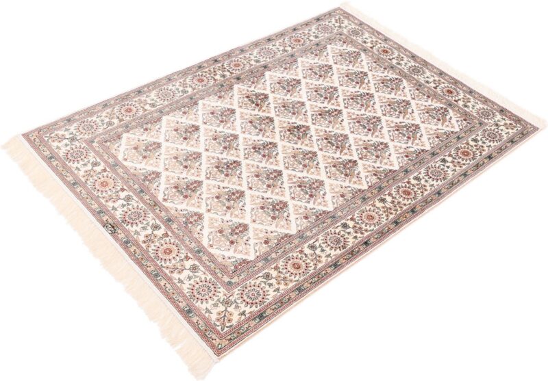 Hereke Oriental Rug 122 × 182 cm, Silk, hand-knotted — view 4 Hereke Oriental Rug 122 × 182 cm, Silk, hand-knotted — view 4