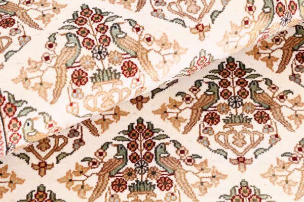 Hereke Oriental Rug 122 × 182 cm, Silk, hand-knotted — view 8 Hereke Oriental Rug 122 × 182 cm, Silk, hand-knotted — view 8