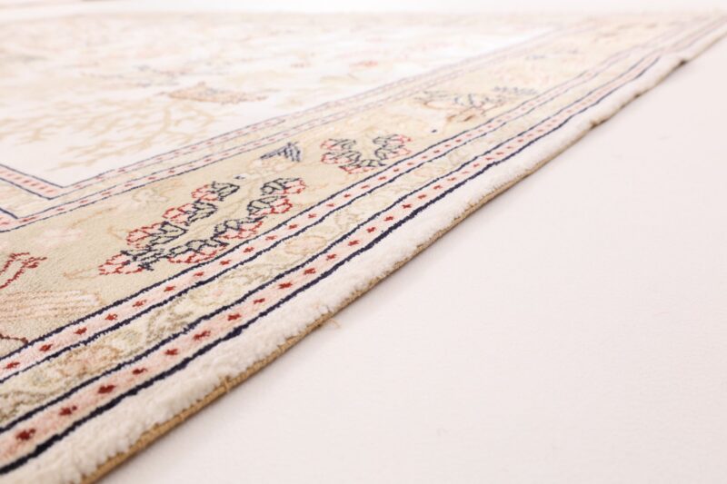 Hereke Oriental Rug 122 × 183 cm, Silk, hand-knotted — view 6 Hereke Oriental Rug 122 × 183 cm, Silk, hand-knotted — view 6