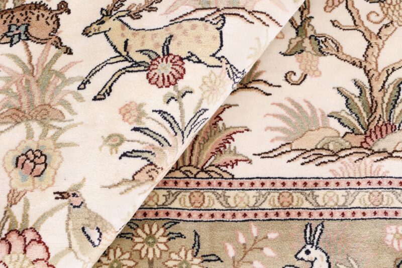 Hereke Oriental Rug 122 × 183 cm, Silk, hand-knotted — view 8 Hereke Oriental Rug 122 × 183 cm, Silk, hand-knotted — view 8