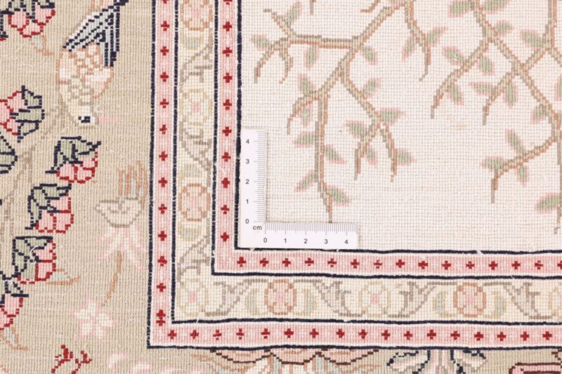 Hereke Oriental Rug 122 × 183 cm, Silk, hand-knotted — view 9 Hereke Oriental Rug 122 × 183 cm, Silk, hand-knotted — view 9