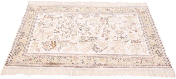 Hereke Oriental Rug 122 × 183 cm, Silk, hand-knotted — view 3 Hereke Oriental Rug 122 × 183 cm, Silk, hand-knotted — view 3