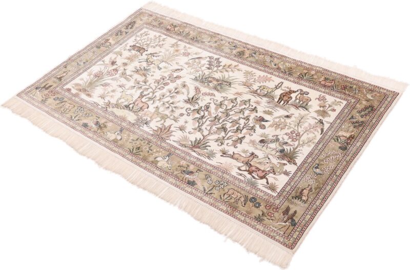 Hereke Oriental Rug 122 × 183 cm, Silk, hand-knotted — view 4 Hereke Oriental Rug 122 × 183 cm, Silk, hand-knotted — view 4
