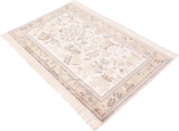 Hereke Oriental Rug 122 × 183 cm, Silk, hand-knotted — view 5 Hereke Oriental Rug 122 × 183 cm, Silk, hand-knotted — view 5