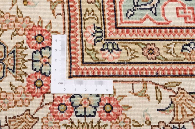 Hereke Oriental Rug 124 × 181 cm, Silk, hand-knotted, antique — view 3 Hereke Oriental Rug 124 × 181 cm, Silk, hand-knotted, antique — view 3