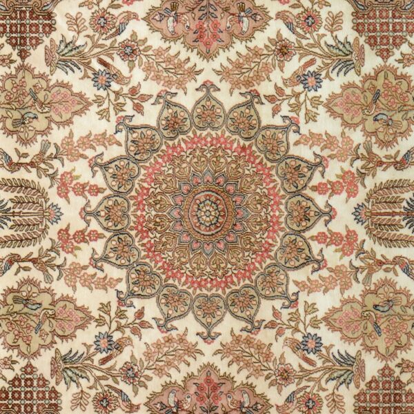Hereke Oriental Rug 124 × 181 cm, Silk, hand-knotted, antique — view 4 Hereke Oriental Rug 124 × 181 cm, Silk, hand-knotted, antique — view 4