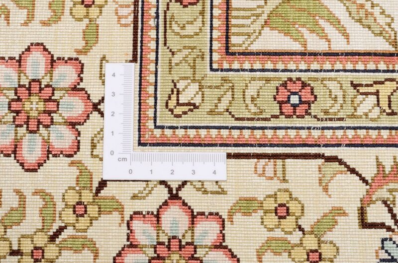 Hereke Oriental Rug 126 × 185 cm, Silk, hand-knotted — view 3