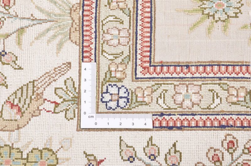 Hereke Oriental Rug 126 × 186 cm, Silk, White/Beige, hand-knotted — view 4
