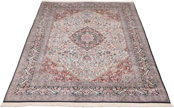 Hereke Oriental Rug 185 × 280 cm, Silk, hand-knotted — view 2 Hereke Oriental Rug 185 × 280 cm, Silk, hand-knotted — view 2
