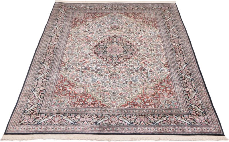 Hereke Oriental Rug 185 × 280 cm, Silk, hand-knotted — view 2 Hereke Oriental Rug 185 × 280 cm, Silk, hand-knotted — view 2