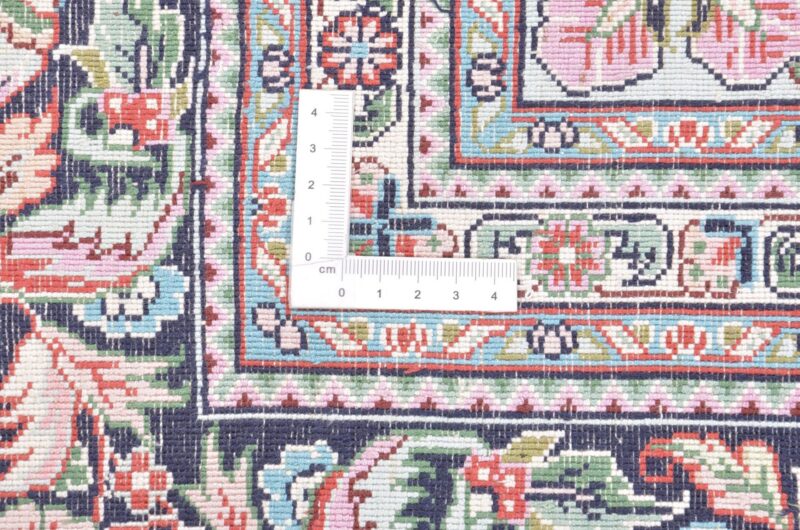 Hereke Oriental Rug 185 × 280 cm, Silk, hand-knotted — view 3 Hereke Oriental Rug 185 × 280 cm, Silk, hand-knotted — view 3