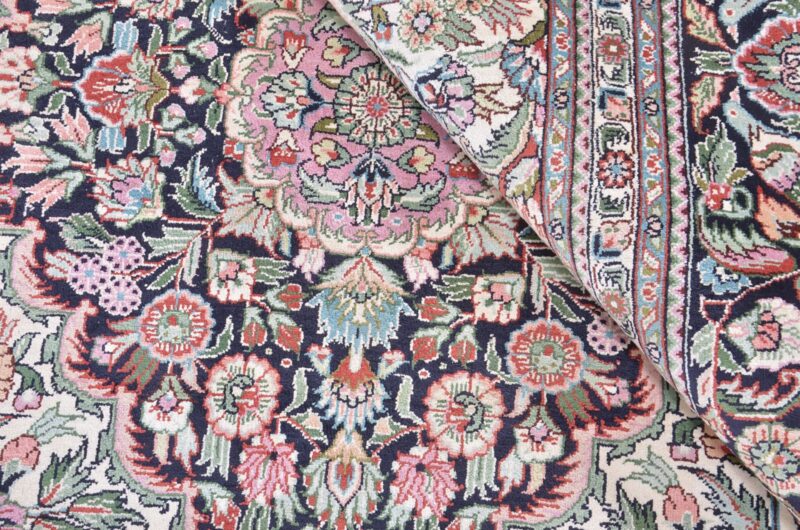 Hereke Oriental Rug 185 × 280 cm, Silk, hand-knotted — view 4 Hereke Oriental Rug 185 × 280 cm, Silk, hand-knotted — view 4