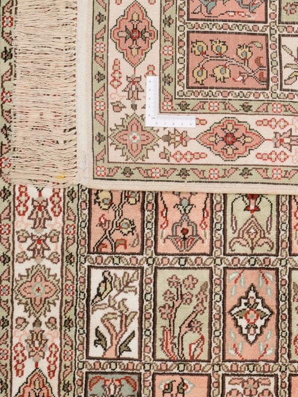 Hereke Oriental Rug 61 × 91 cm, Silk, hand-knotted — view 3