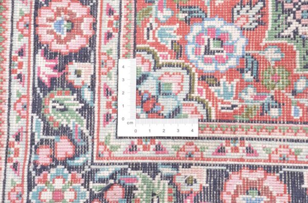 Hereke Oriental Rug 61 × 92 cm, Silk, hand-knotted — view 3 Hereke Oriental Rug 61 × 92 cm, Silk, hand-knotted — view 3