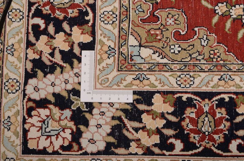 Hereke Oriental Rug 79 × 328 cm, Silk, hand-knotted — view 3 Hereke Oriental Rug 79 × 328 cm, Silk, hand-knotted — view 3