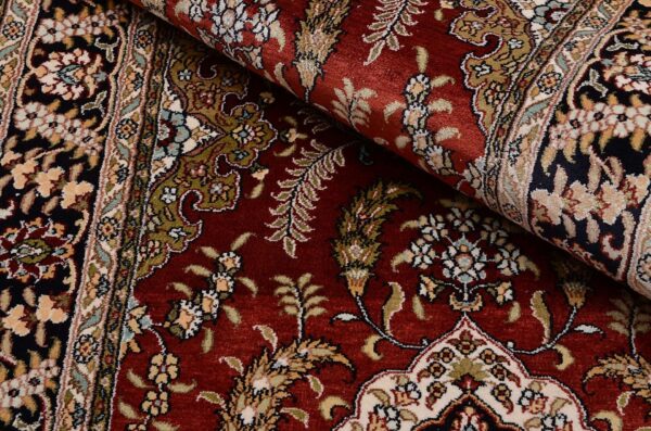 Hereke Oriental Rug 79 × 328 cm, Silk, hand-knotted — view 4 Hereke Oriental Rug 79 × 328 cm, Silk, hand-knotted — view 4