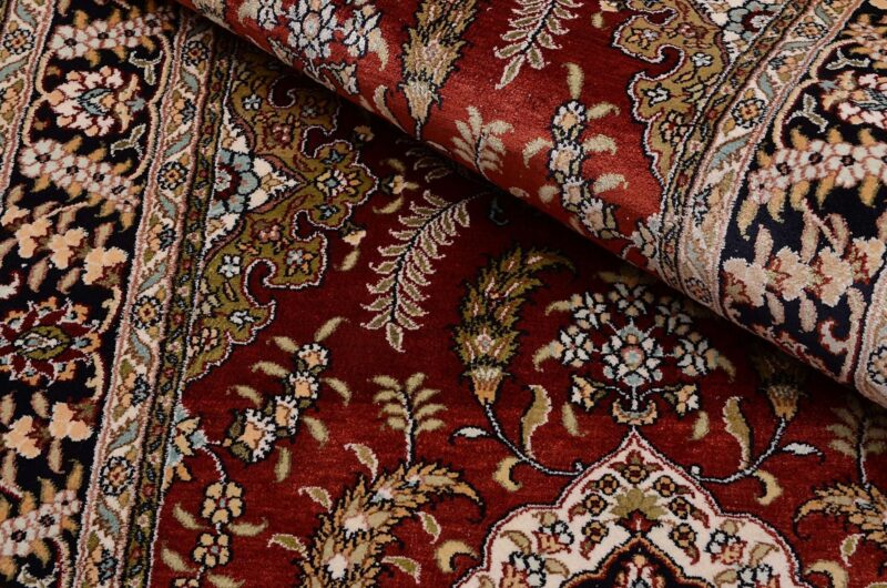 Hereke Oriental Rug 79 × 328 cm, Silk, hand-knotted — view 4 Hereke Oriental Rug 79 × 328 cm, Silk, hand-knotted — view 4