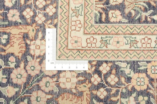 Hereke Oriental Rug 95 × 152 cm, Silk, hand-knotted — view 3 Hereke Oriental Rug 95 × 152 cm, Silk, hand-knotted — view 3