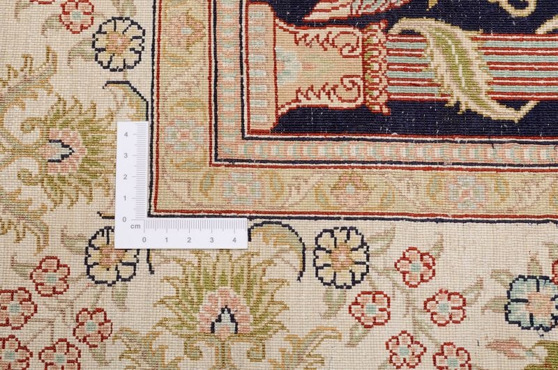 Hereke Oriental Rug 95 × 156 cm, Silk, hand-knotted — view 3