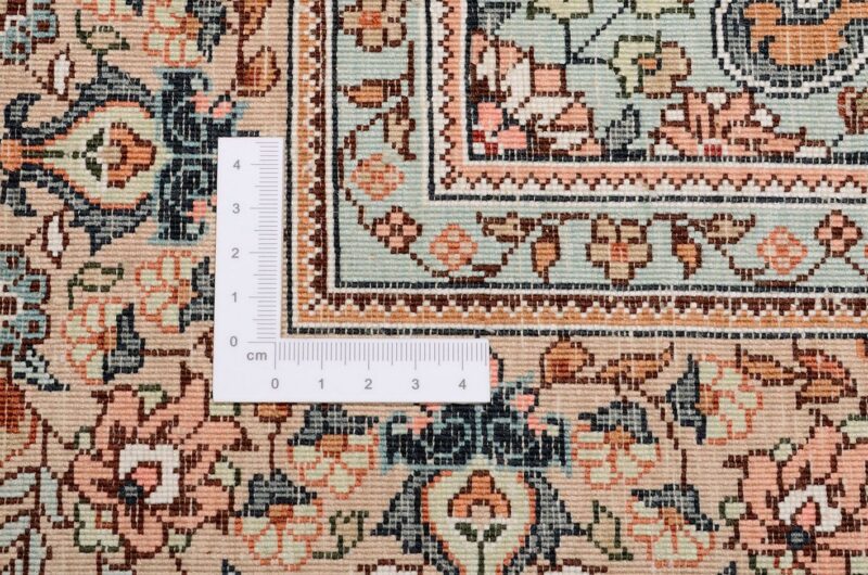 Hereke Oriental Rug 97 × 155 cm, Silk, hand-knotted, antique — view 3 Hereke Oriental Rug 97 × 155 cm, Silk, hand-knotted, antique — view 3