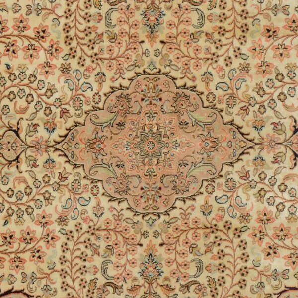 Indian Oriental Rug 127 × 182 cm, Silk, hand-knotted — view 4 Indian Oriental Rug 127 × 182 cm, Silk, hand-knotted — view 4