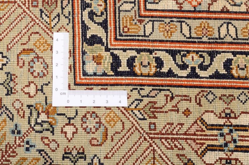 Indian Oriental Rug 132 × 186 cm, Silk, hand-knotted — view 3 Indian Oriental Rug 132 × 186 cm, Silk, hand-knotted — view 3