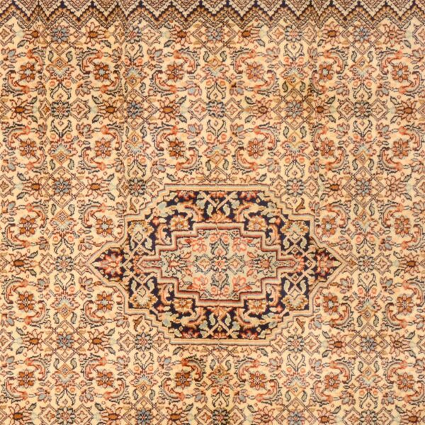 Indian Oriental Rug 132 × 186 cm, Silk, hand-knotted — view 4 Indian Oriental Rug 132 × 186 cm, Silk, hand-knotted — view 4