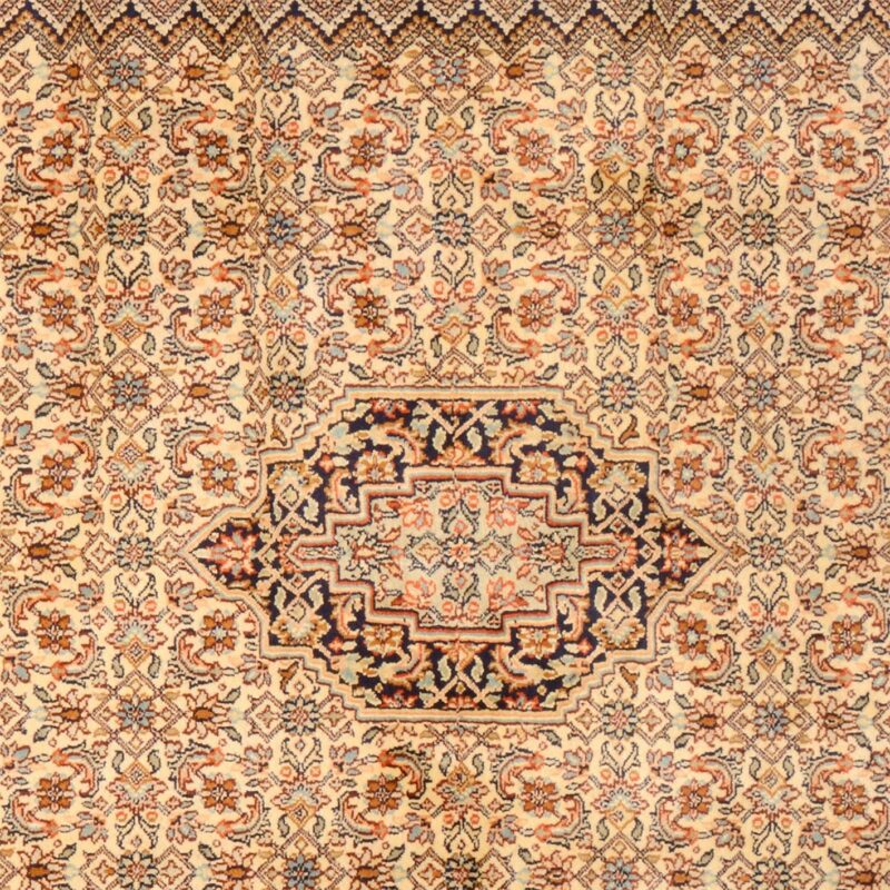 Indian Oriental Rug 132 × 186 cm, Silk, hand-knotted — view 4 Indian Oriental Rug 132 × 186 cm, Silk, hand-knotted — view 4