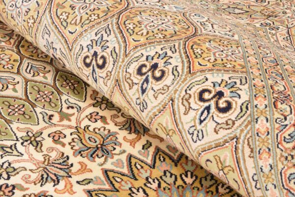 Indian Oriental Rug 169 × 239 cm, Wool, hand-knotted, pile — view 4 Indian Oriental Rug 169 × 239 cm, Wool, hand-knotted, pile — view 4