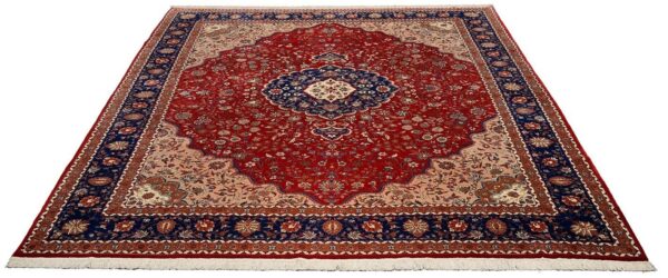 Isfahan Oriental Rug 245 × 325 cm, Wool, hand-knotted — view 2