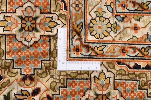 Kashmir Oriental Rug 129 × 279 cm, Silk, hand-knotted — view 3 Kashmir Oriental Rug 129 × 279 cm, Silk, hand-knotted — view 3