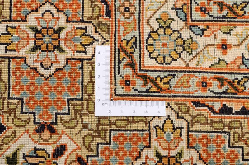 Kashmir Oriental Rug 129 × 279 cm, Silk, hand-knotted — view 3 Kashmir Oriental Rug 129 × 279 cm, Silk, hand-knotted — view 3