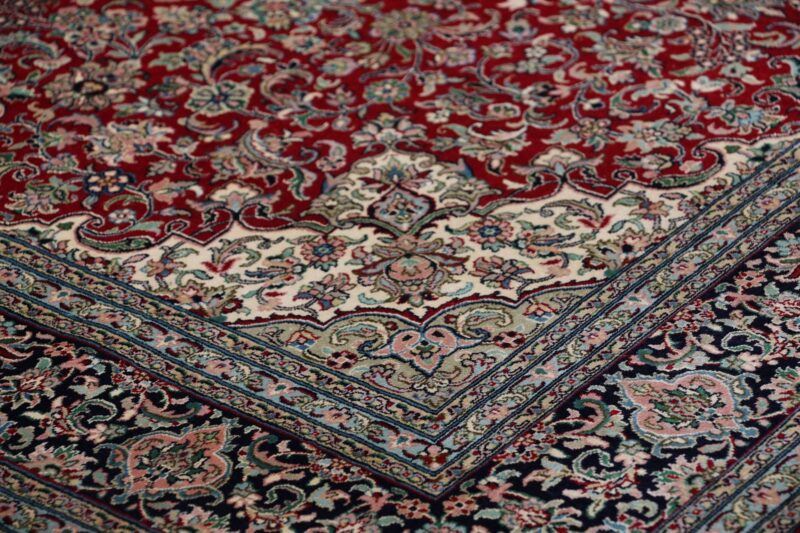 Kashmir Oriental Rug 154 × 226 cm, Silk, hand-knotted — view 5 Kashmir Oriental Rug 154 × 226 cm, Silk, hand-knotted — view 5
