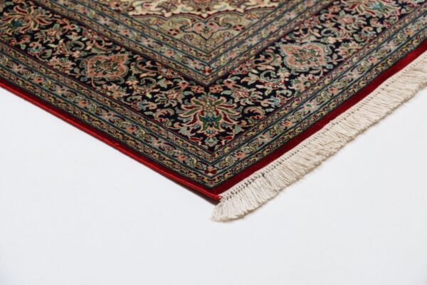 Kashmir Oriental Rug 154 × 226 cm, Silk, hand-knotted — view 6 Kashmir Oriental Rug 154 × 226 cm, Silk, hand-knotted — view 6