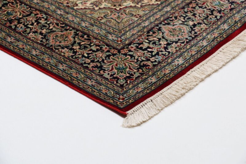 Kashmir Oriental Rug 154 × 226 cm, Silk, hand-knotted — view 6 Kashmir Oriental Rug 154 × 226 cm, Silk, hand-knotted — view 6