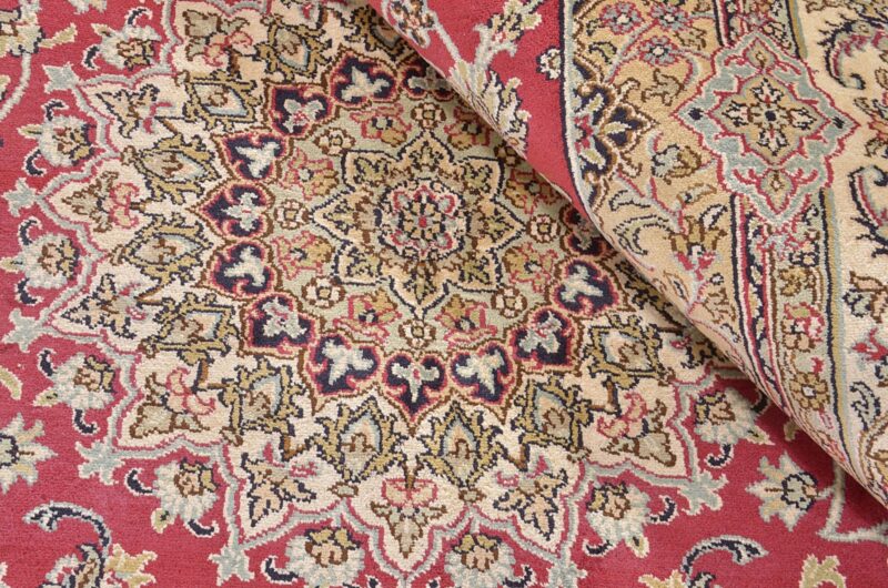 Kashmir Oriental Rug 157 × 212 cm, Silk, hand-knotted — view 5 Kashmir Oriental Rug 157 × 212 cm, Silk, hand-knotted — view 5