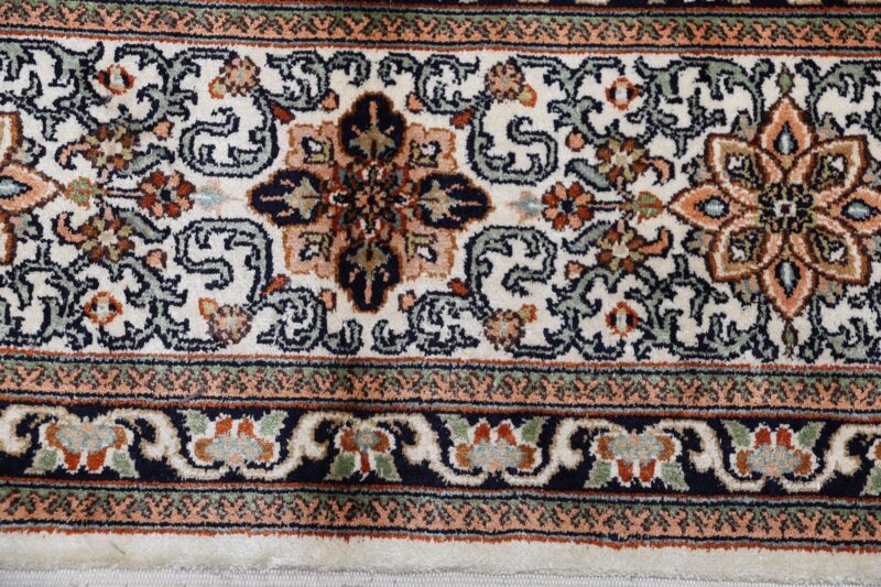 Kashmir Oriental Rug 172 × 246 cm, Silk, hand-knotted — view 8